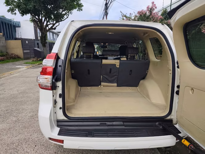 Toyota Land Cruiser Prado TX 4x4: poder, seguridad y confianza, lista para cualquier camino.