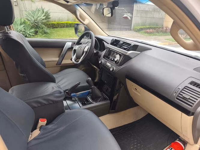 Toyota Land Cruiser Prado TX 4x4: poder, seguridad y confianza, lista para cualquier camino.