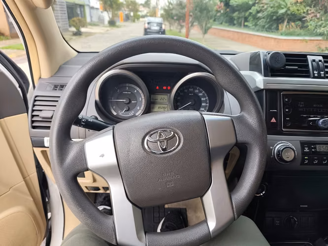 Toyota Land Cruiser Prado TX 4x4: poder, seguridad y confianza, lista para cualquier camino.