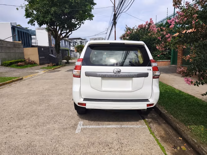 Toyota Land Cruiser Prado TX 4x4: poder, seguridad y confianza, lista para cualquier camino.