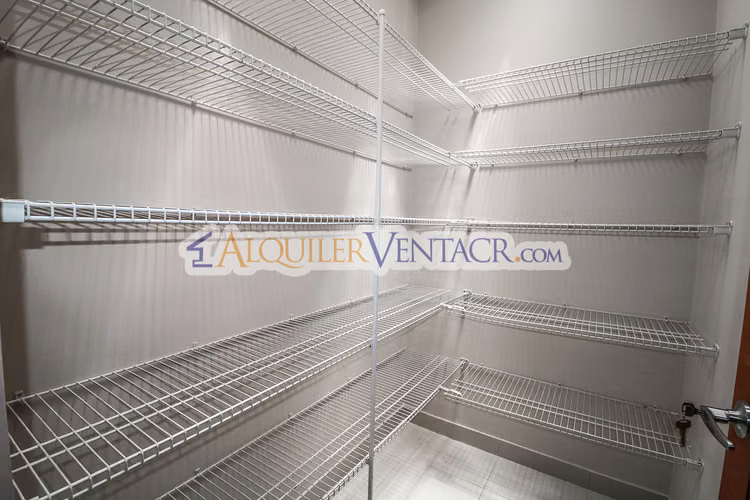 CASA DE UN NIVEL DE 317 M2 EN RESIDENCIAL EN SAN RAFAEL DE ESCAZU - Imagen 6