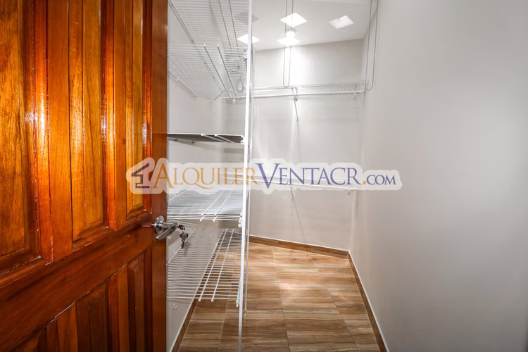 CASA DE UN NIVEL DE 317 M2 EN RESIDENCIAL EN SAN RAFAEL DE ESCAZU - Imagen 13