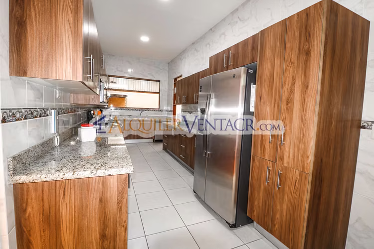 CASA DE UN NIVEL DE 317 M2 EN RESIDENCIAL EN SAN RAFAEL DE ESCAZU - Imagen 11
