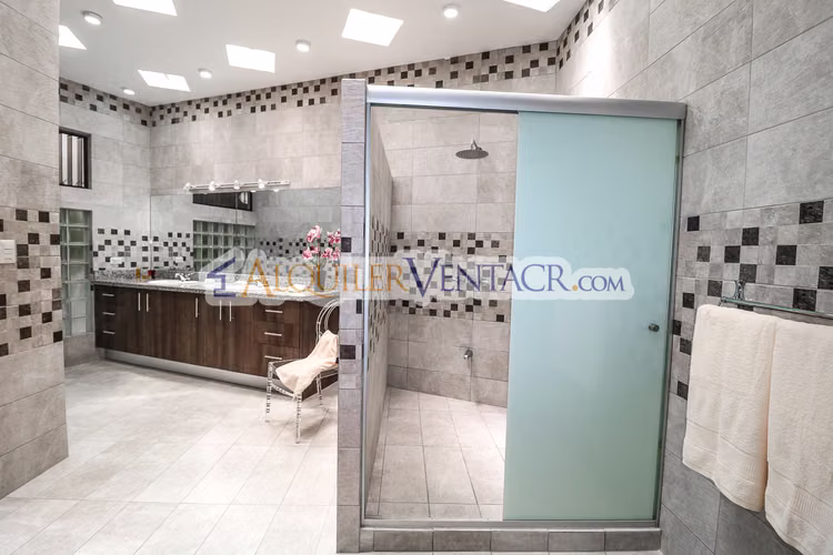 CASA DE UN NIVEL DE 317 M2 EN RESIDENCIAL EN SAN RAFAEL DE ESCAZU - Imagen 20
