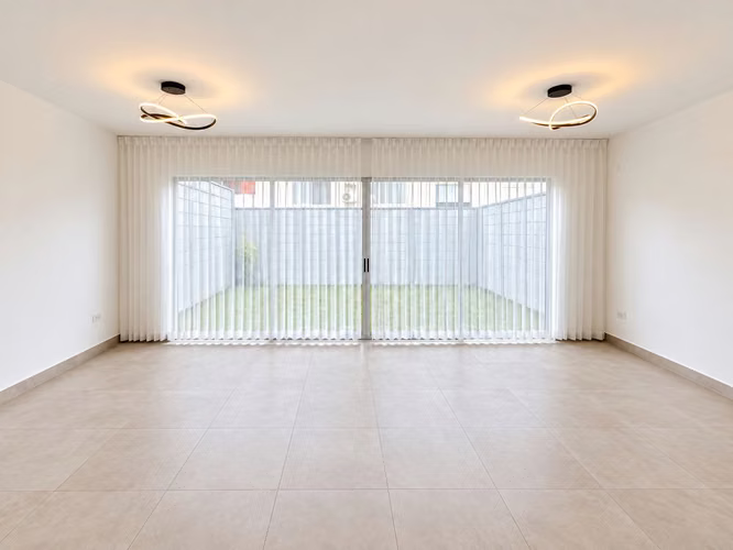 ALQUILER DE CASA, 3 HABITACIONES CON PATIO, CONDOMINIO NAOS 