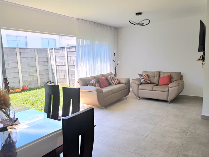 ALQUILER DE CASA, 3 HABITACIONES CON PATIO, CONDOMINIO NAOS 