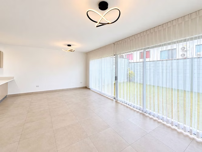 ALQUILER DE CASA, 3 HABITACIONES CON PATIO, CONDOMINIO NAOS 