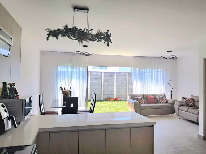 ALQUILER DE CASA EN CONDOMINIO NAOS, 3 HABITACIONES, CON PATIO 