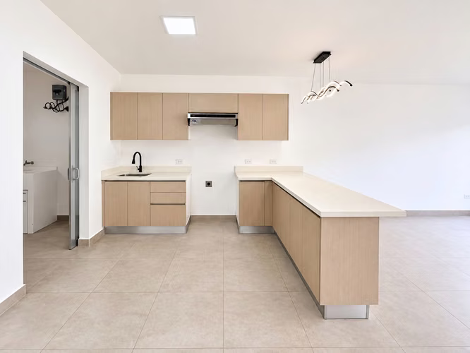 ALQUILER DE CASA EN CONDOMINIO NAOS, 3 HABITACIONES, CON PATIO 