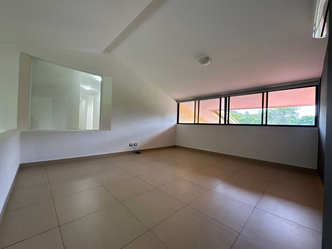 Casa en venta en Santa Ana. Una sola planta! 