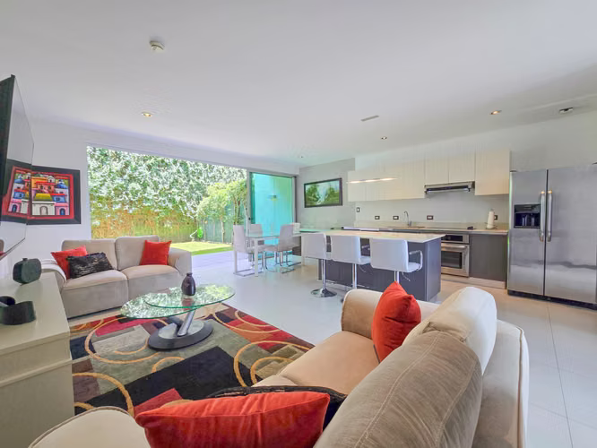 Lindora Santa Ana! Condo contemporáneo amueblado con jardín