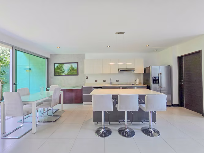 Lindora Santa Ana! Condo contemporáneo amueblado con jardín - Imagen 8