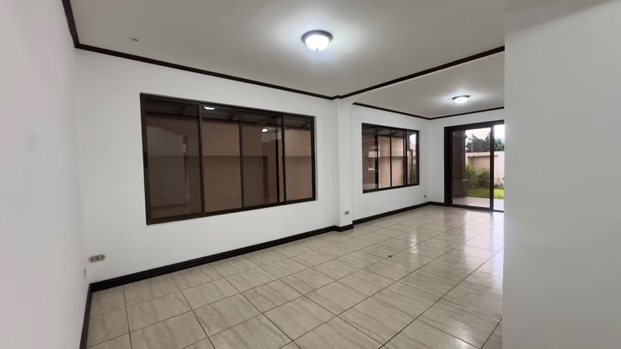 Casa Esquinera 4H/3.5B en Lote Doble • La Ribera de Belén - Imagen 3