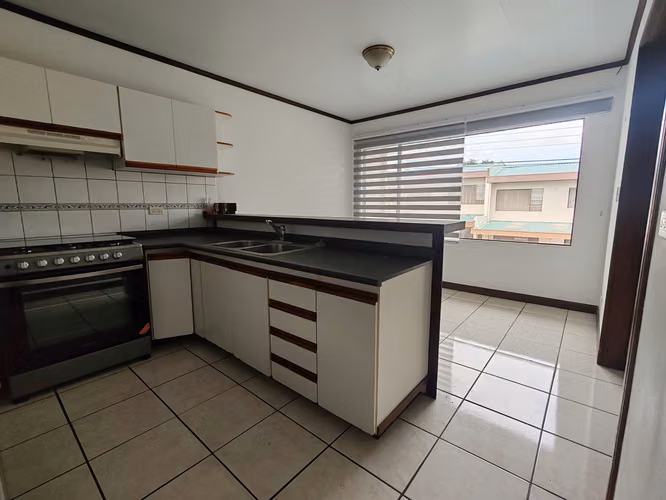 Alquiler bellisimo apartamento con línea blanca2da planta amplio Prados Curridabat  - Imagen 2