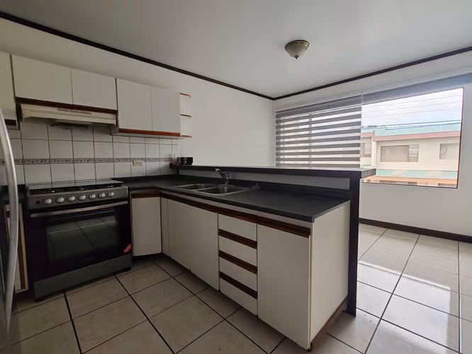 Alquiler bellisimo apartamento con línea blanca2da planta amplio Prados Curridabat  - Imagen 5