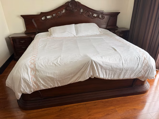  Cama tallada en madera maciza de Guanacaste