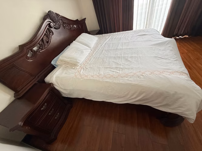 Cama tallada en madera maciza de Guanacaste