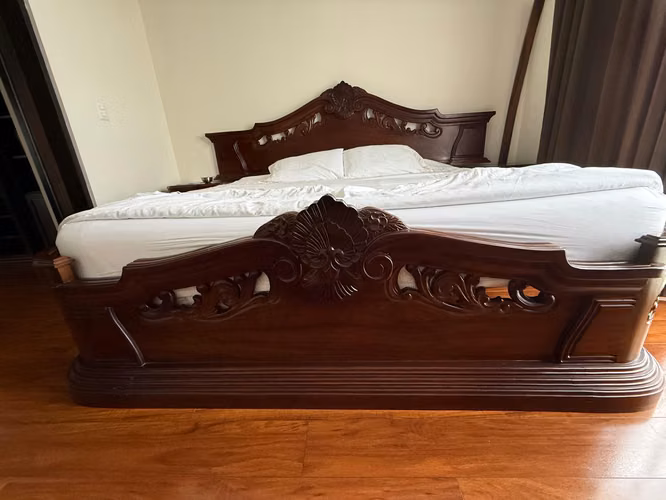  Cama tallada en madera maciza de Guanacaste