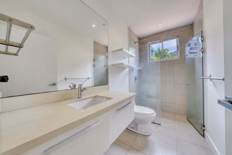 Se Vende Casa en Condominio Vistas de Escazú en San Rafael 4 Habitaciones y Áreas Verdes al Frente NJA1446JB-V - Imagen 17