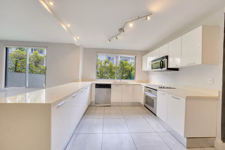 Se Vende Casa en Condominio Vistas de Escazú en San Rafael 4 Habitaciones y Áreas Verdes al Frente NJA1446JB-V - Imagen 5