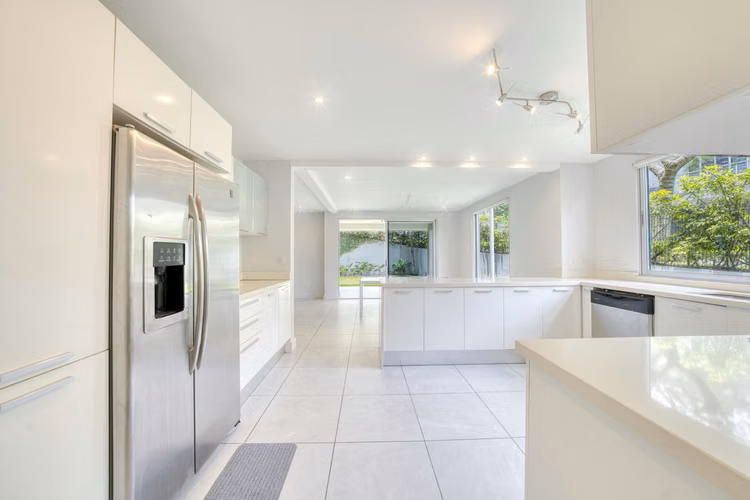 Se Vende Casa en Condominio Vistas de Escazú en San Rafael 4 Habitaciones y Áreas Verdes al Frente NJA1446JB-V - Imagen 6