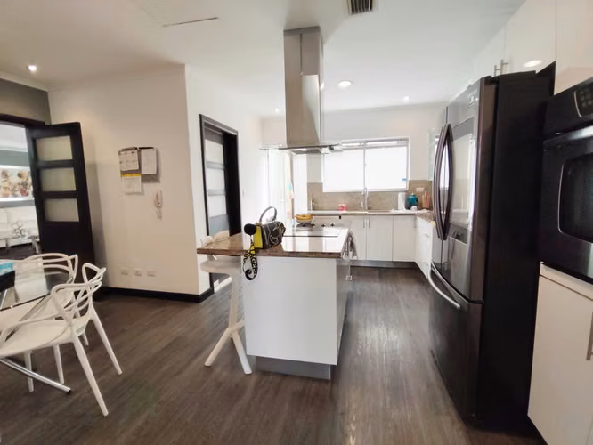 Puerta de Hierro, hermosa, remodelada, 4 hab, 4 baños, s-TV, terraza, bar, patio, 4 parqueos. - Imagen 2
