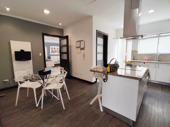 Puerta de Hierro, hermosa, remodelada, 4 hab, 4 baños, s-TV, terraza, bar, patio, 4 parqueos. - Imagen 3