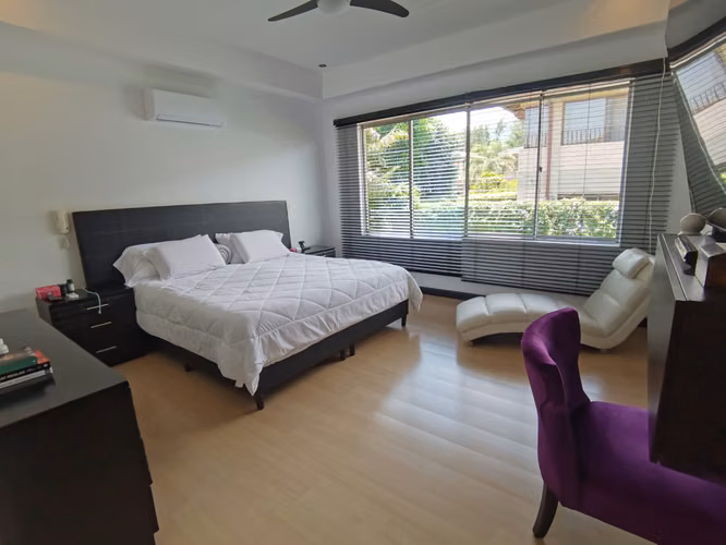 Puerta de Hierro, hermosa, remodelada, 4 hab, 4 baños, s-TV, terraza, bar, patio, 4 parqueos. - Imagen 13