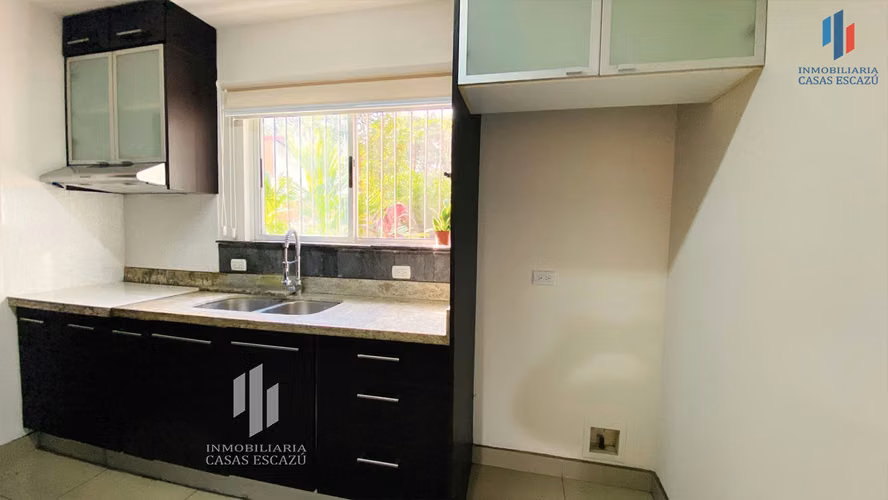 Casa en Condominio en Escazú Centro en Alquiler con A/C, Mascota pequeña sí - Imagen 5