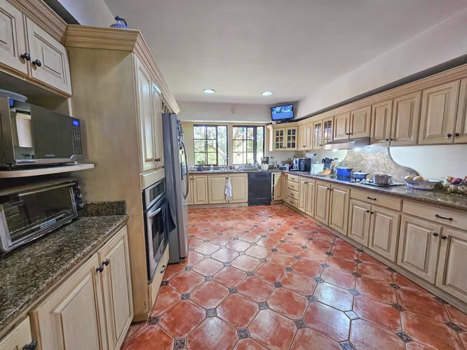 LUJOSA CASA DE 570 M2 CON 2.244 M2 DE LOTE EN SAN ANTONIO ESCAZU - Imagen 13