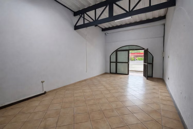 Alquiler de local comercial, bien ubicado , sobre calle de alto tránsito - Imagen 3