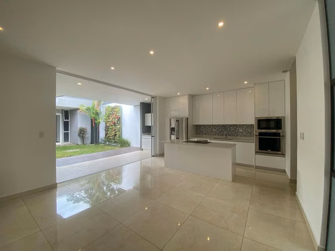 RENTAL HOUSE ON A LEVEL - 124; CONDO EVORA, SANTA ANA