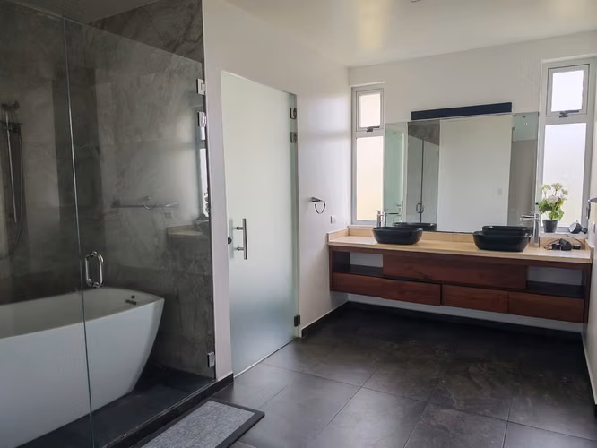 SE VENDE HERMOSA CASA EN RESIDENCIAL EL CASTILLO ,  DE SAN RAFAEL DE HEREDIA  - Imagen 15