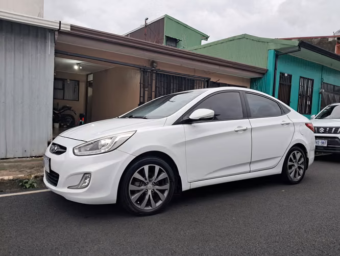 Hyundai Accent Blue 2014, Blanco, excelente estado, 5 aros de lujo