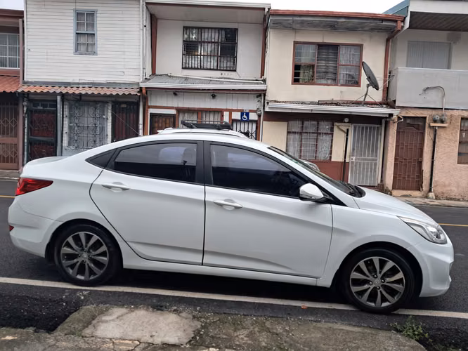 Hyundai Accent Blue 2014, Blanco, excelente estado, 5 aros de lujo - Imagen 8
