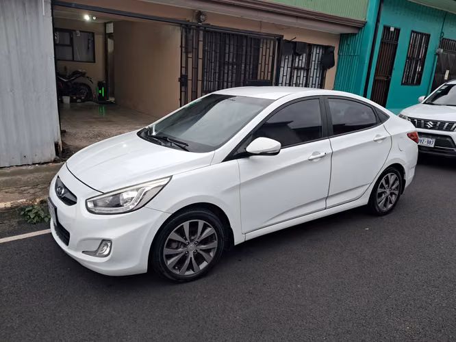 Hyundai Accent Blue 2014, Blanco, excelente estado, 5 aros de lujo - Imagen 2