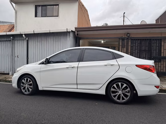 Hyundai Accent Blue 2014, Blanco, excelente estado, 5 aros de lujo - Imagen 9
