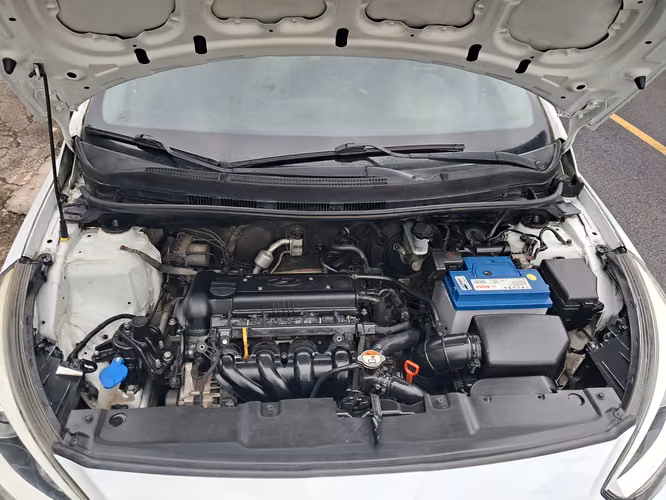 Hyundai Accent Blue 2014, Blanco, excelente estado, 5 aros de lujo - Imagen 7