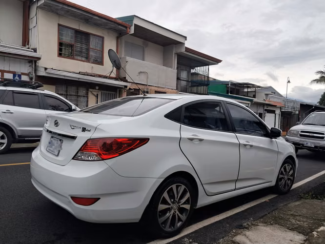 Hyundai Accent Blue 2014, Blanco, excelente estado, 5 aros de lujo - Imagen 5