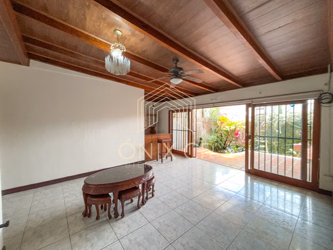 Casa Grande en Rohrmoser Frente a Parque – Perfecta para Familia u Oficina – 900,000 - Imagen 2
