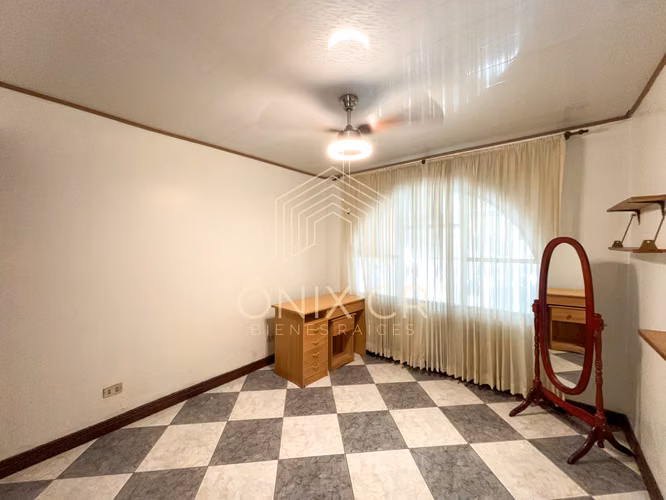 Casa Grande en Rohrmoser Frente a Parque – Perfecta para Familia u Oficina – 900,000 - Imagen 11