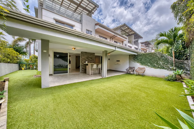 Se Alquila Casa en Condominio Vistas de Escazú en San Rafael 4 Habitaciones y Áreas Verdes al Frente NJA1446JB-A