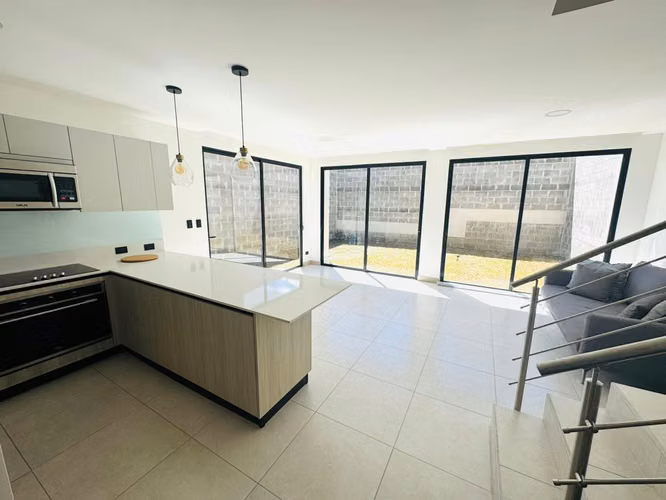  Alquiler Casa como Nueva en Condominio Lindora Village de 3 habitaciones, Santa Ana. - Imagen 2