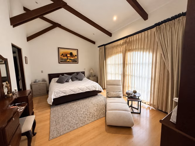 VENTA | AMPLIA CASA CON PISCINA EN CONDOMINIO SAN RAFAEL DE ESCAZÚ - Imagen 9