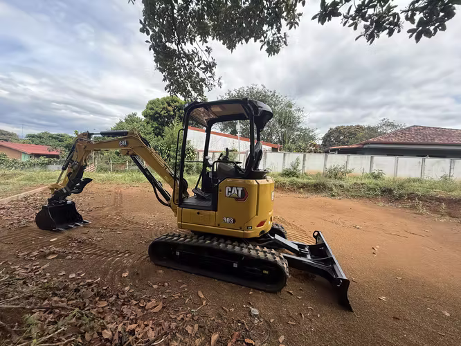 CATERPILLAR Miniexcavadora 303CR - menos de 200 horas