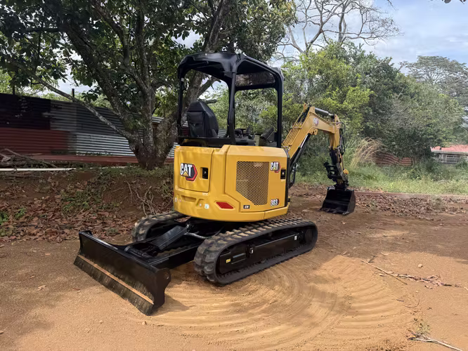 CATERPILLAR Miniexcavadora 303CR - menos de 200 horas