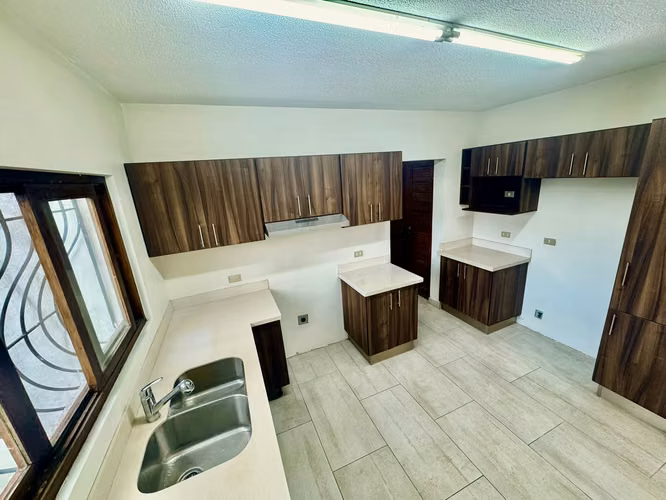 Escazu Se Alquila Espaciosa y Acogedora Casa en Condominio 3 Amplias Habitaciones  - Imagen 8