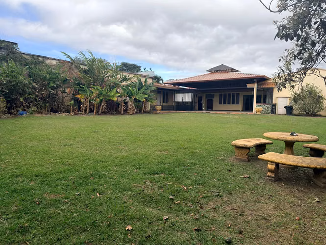 Venta Casa con mucho espacio para parqueo por la Ucimed