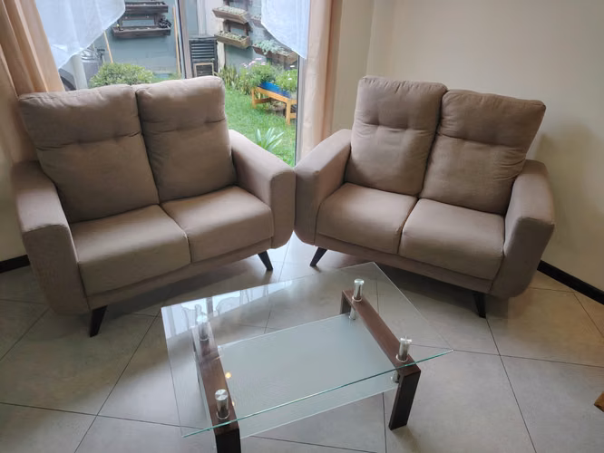 Juego de sala completo en excelente estado – 2 sillones + mesa + alfombra de regalía