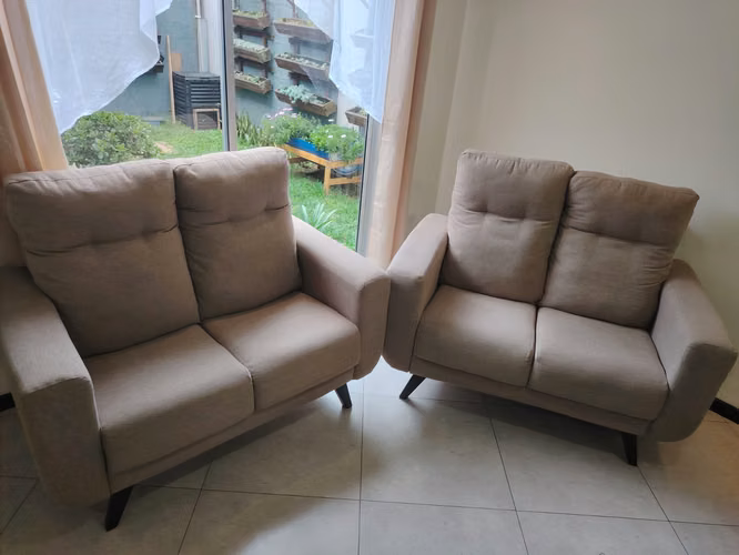 Juego de sala completo en excelente estado – 2 sillones + mesa + alfombra de regalía